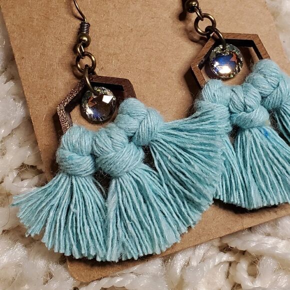 IVY MOUNTAIN CRAFTER Handmade Earrings with Swarovski Crystals - Picture 2 of 2